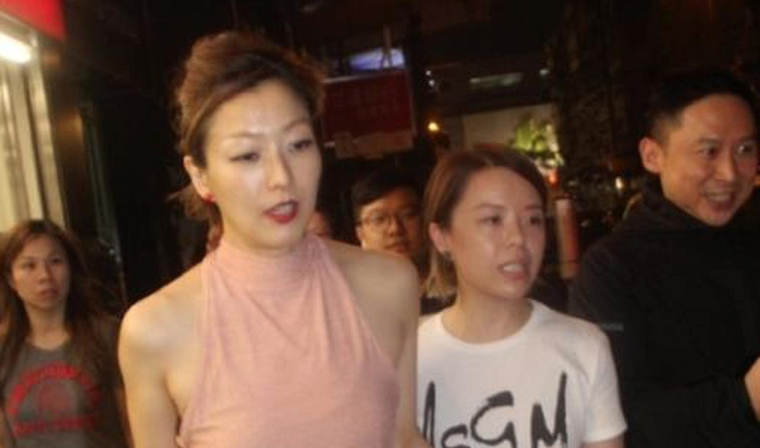 许志安出轨风波后郑秀文首露面 缄默重病静不语