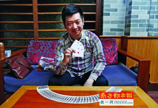 在岭南天地接受采访时，魔术师峯头带来了一副刘谦巡回讲座的纪念版纸牌，其间还时时干练地在手里玩起“C