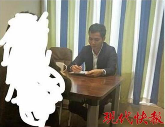 △朱立飞正在欢迎客户