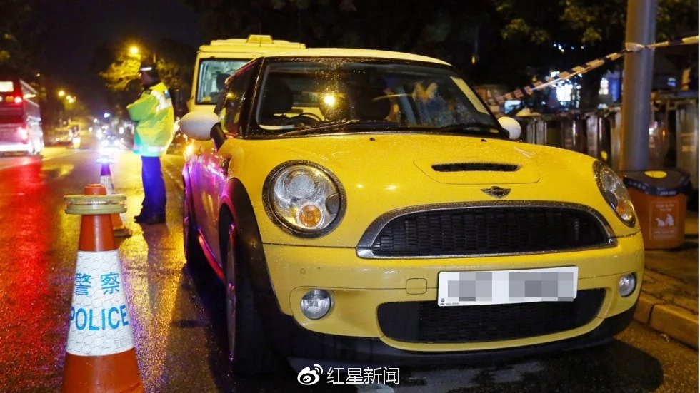  许金山的妻子黄秀芬和二女儿许丽玲在停在路边的黄色Mini Cooper身亡。