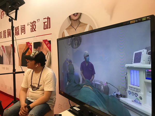 无锡小姑娘隆胸直播 60万网友围观不雅观